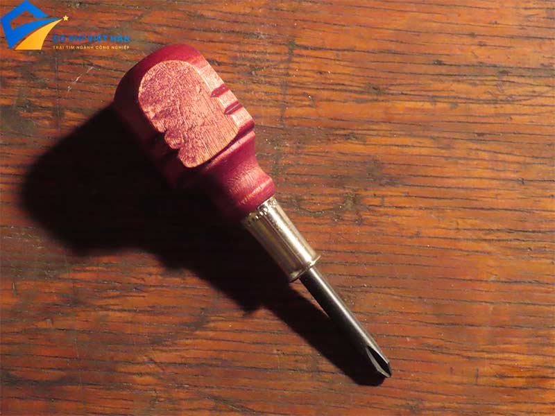 Tua Vít Đóng Là Gì? Giải Mã Công Cụ Đa Năng Trong Ngành Cơ Khí