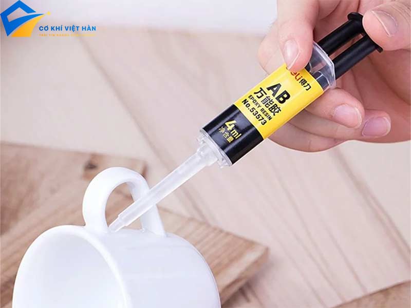 Keo AB là gì? Ứng dụng của keo AB trong thực tế