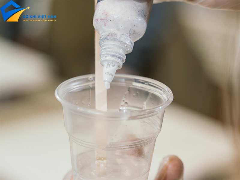 Keo AB là gì? Ứng dụng của keo AB trong thực tế