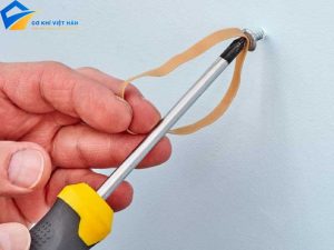 Hướng dẫn chi tiết cách tháo ốc vít bị toét đầu an toàn
